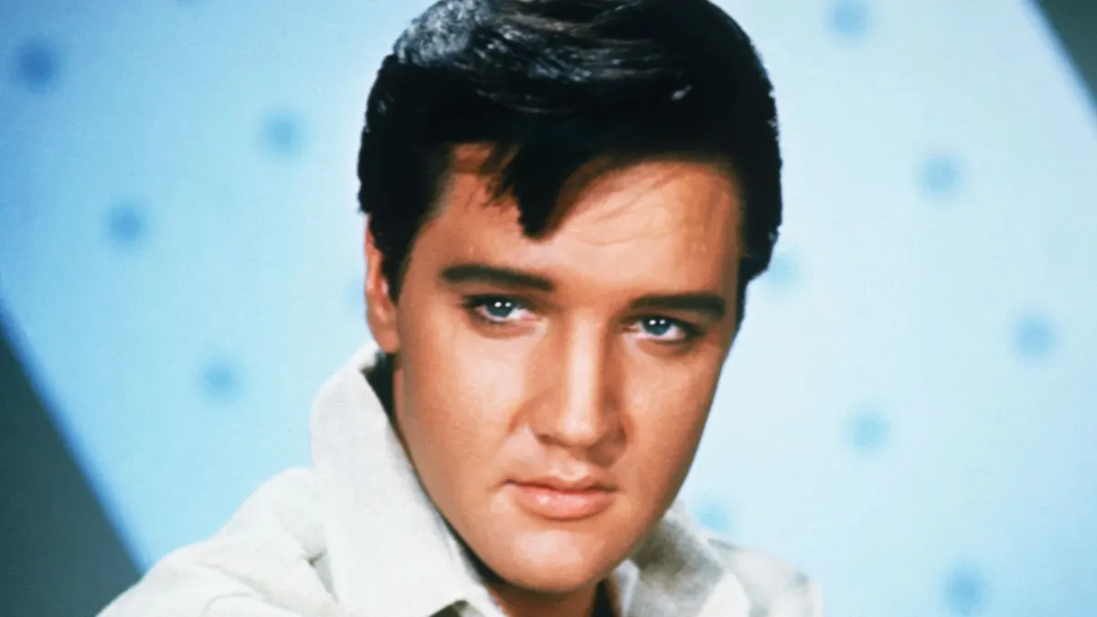 Olijfgroen wordt badkamerkleur van 2027, met Elvis Presley als voorbeeld