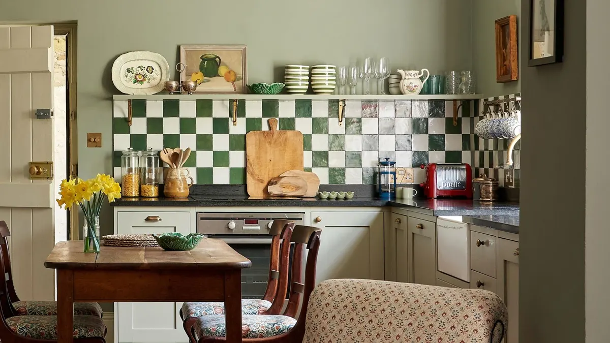 Grijs in de keuken hoeft niet kil: Farrow & Ball Pigeon brengt warmte met groenblauwe ondertoon