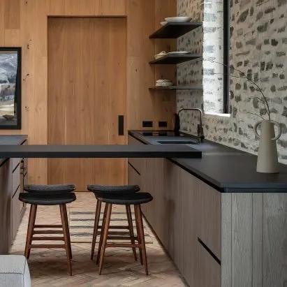 Minimalistische Fisher & Paykel-keuken in schuurwoning in Nieuw-Zeeland