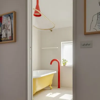 Acht interieurs met kleurrijke kranen
