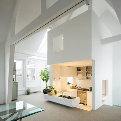 Acht woningen waarin de keuken ook als scheidingswand dient
