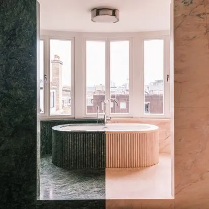 Gekleurd marmer bepaalt zijn-en-haar-wastafels in Londens penthouse