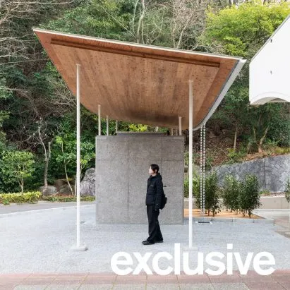 Yano Aoyama bouwt openbaar toilet met golvend cederhouten dak bij Japanse dierentuin