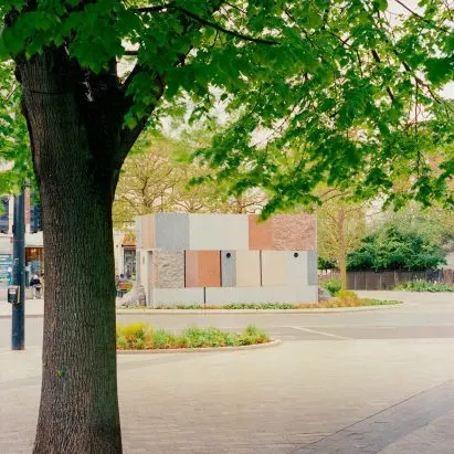 Dezeen Debate: 'hard nodig' toiletgebouw in Londen