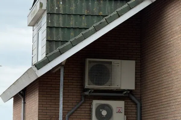 Installatiefout: zonnepanelen met stoeptegels als ballast op dakkapel
