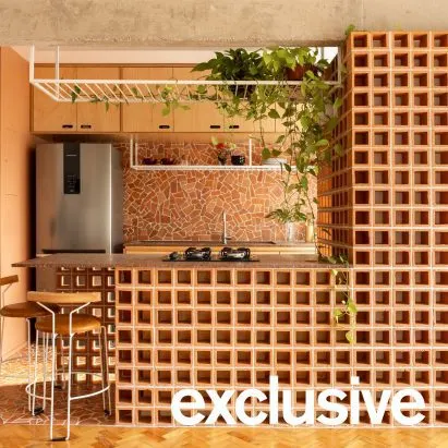 Cota760 Arquitetura geeft appartement in São Paulo een terracotta keukenkern