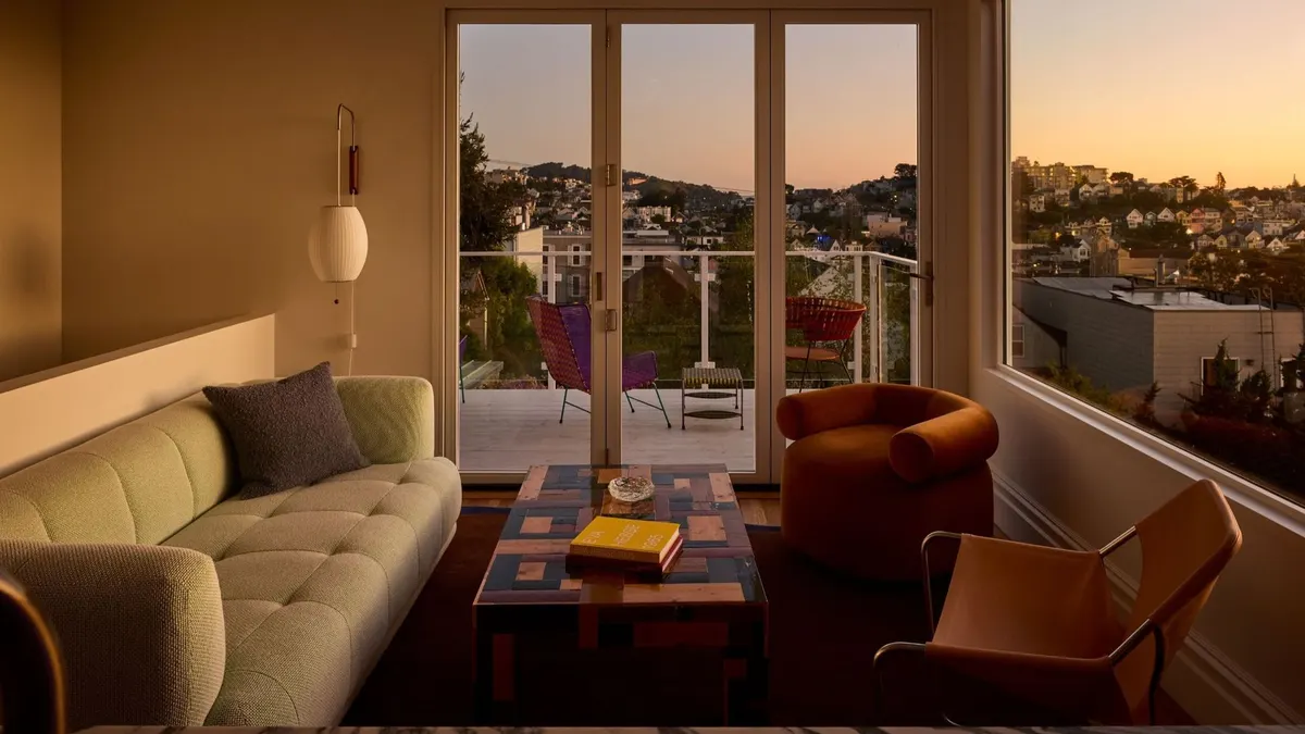 Gedurfde keukenkleur in gerenoveerde Victoriaanse woning in San Francisco