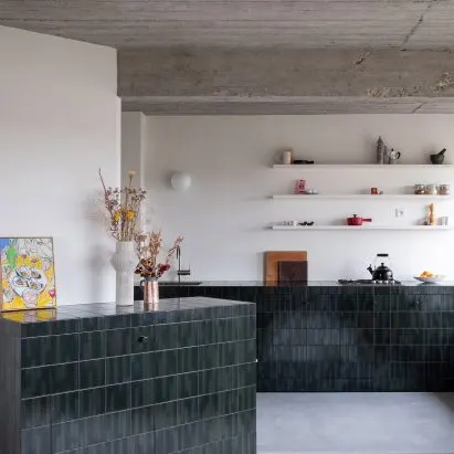 Vijf keukens ingericht met producten uit Dezeen Showroom