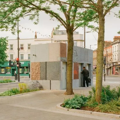 Studio Weave bouwt openbaar toiletgebouw in Londen van hergebruikte steen