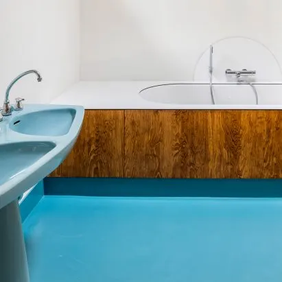 Zeven badkamers met contrasterende materialen die eenvormigheid afwijzen